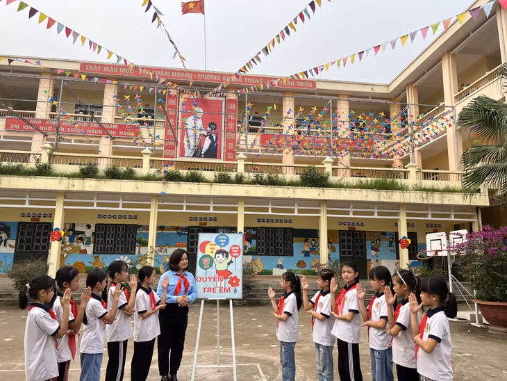 Giáo viên và học sinh Trường Tiểu học Đông Ngũ 2 (huyện Tiên Yên) trong một giờ sinh hoạt Đội Thiếu niên tiền phong Hồ Chí Minh.