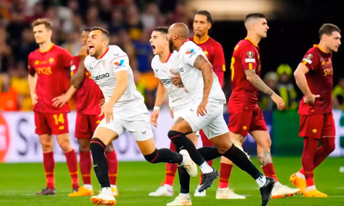 Sevilla (áo trắng) mừng chiến thắng trước Roma trên loạt đá luân lưu chung kết Europa League tối 31/5/2023 trên sân Puskas ở Budapest, Hungary. Ảnh: AP