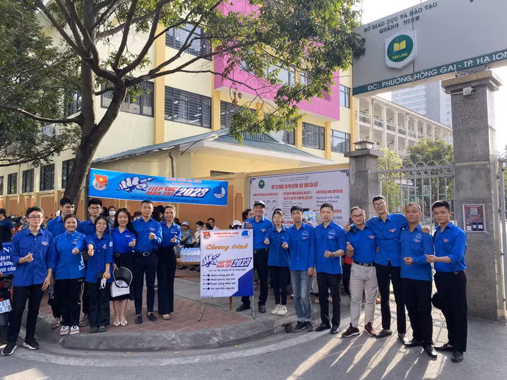 Lực lượng thanh niên tình nguyện túc trực tại các điểm thi, sẵn sàng hỗ trợ, tiếp sức các sĩ tử trên hành trình "vượt vũ môn".