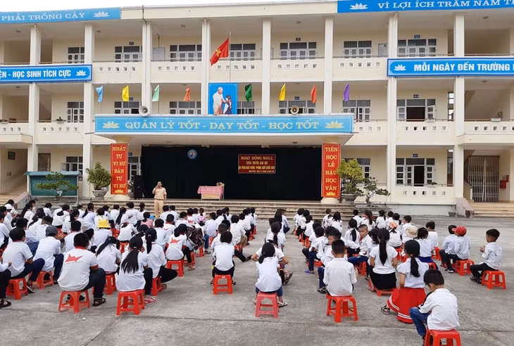 Hoạt động ngoài giờ tuyên truyền ATGT cho học sinh tại Trường TH&THCS xã Ngọc Vừng (huyện Vân Đồn) năm học 2022-2023.