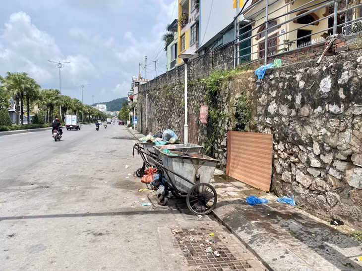 Để việc phân loại rác tại nguồn đạt hiệu quả thì TP Hạ Long cần phải đồng bộ, thống nhất từ khâu phân loại, thu gom đến khâu xử lý cuối cùng. (Ảnh: Xe thu gom rác thô sơ và toàn bộ rác đều được thu gom theo hình thức hỗn hợp).