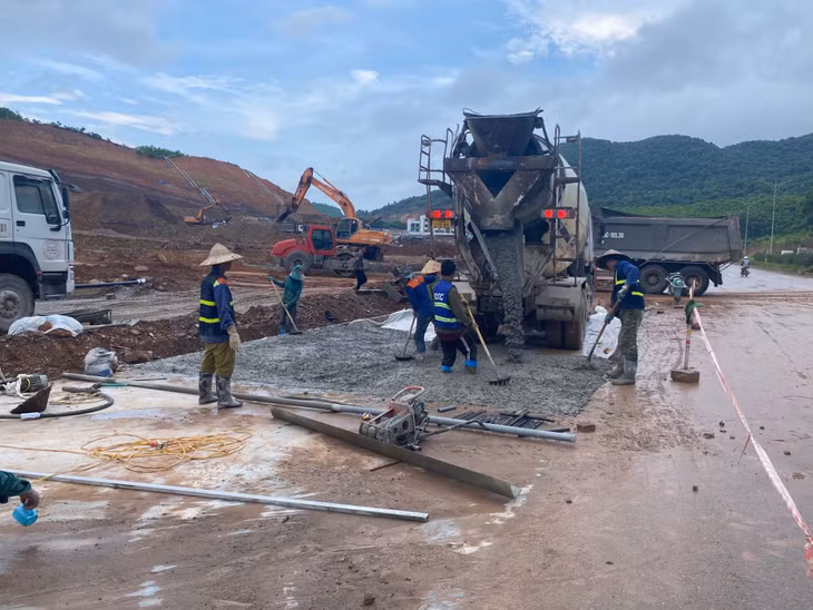 Dự án hạ tầng khu tái định cư, khu hành chính xã Vạn Yên đang được đẩy nhanh thi công.