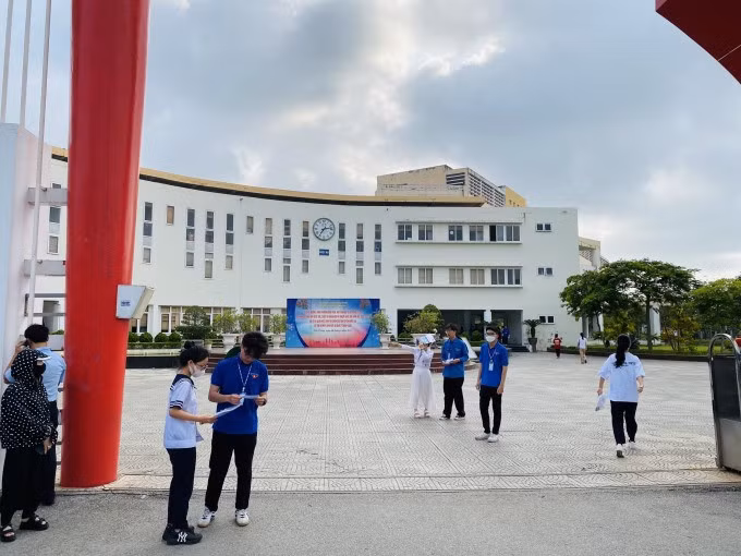 Thí sinh dự thi vào lớp 10 THPT công lập, năm học 2023-2024, ở Hải Phòng, sáng 2/6. Ảnh: Lê Tân