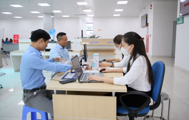 Trung tâm Phục vụ hành chính công tỉnh bố trí cán bộ thường trực hỗ trợ người dân làm thủ tục cấp mới, cấp đổi hộ chiếu bằng hình thức trực tuyến.