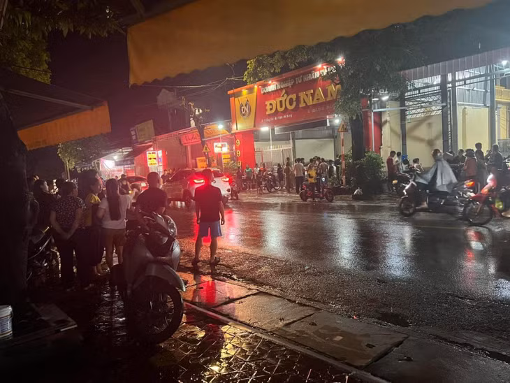 Nhiều người dân hiếu kì cũng có mặt tại hiện trường. Ảnh: Người dân cung cấp