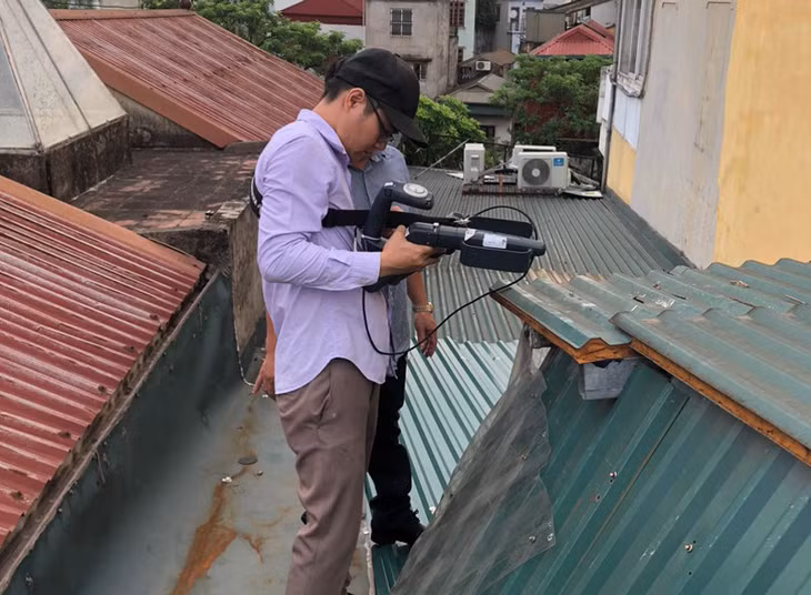 Nhân viên kỹ thuật của Trung tâm Tần số vô tuyến điện khu vực I tìm kiếm nguồn gây nhiễu tại ngã ba phố Vọng - Nguyễn An Ninh, Hà Nội.