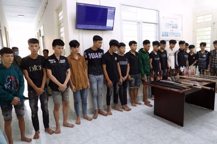 Các đối tượng cùng tang vật.