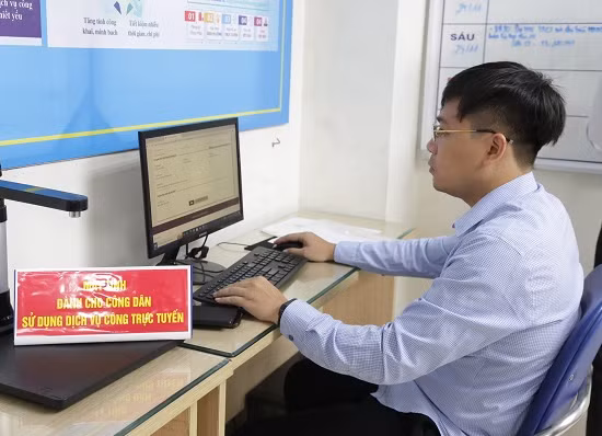 Một người dân ở Hà Nội thực hiện các thủ tục hành chính cho con mới sinh. Ảnh: BHXH Việt Nam.