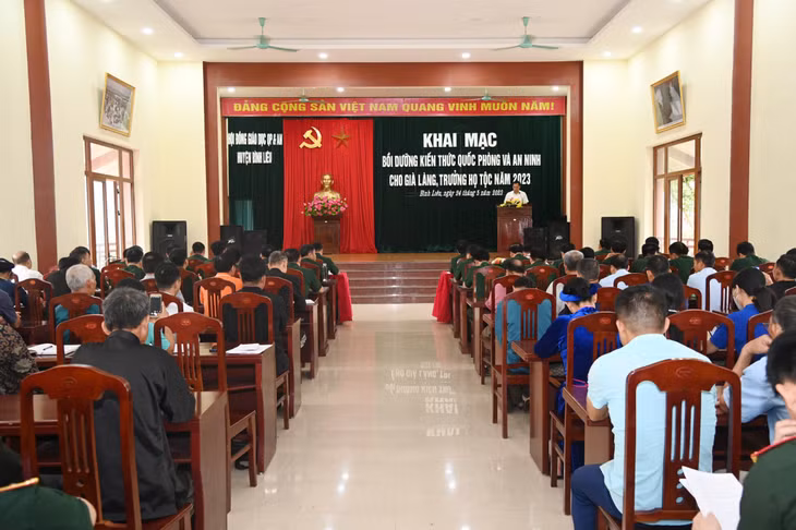 Lớp bồi dưỡng kiến thức QPAN năm 2023 cho các già làng, trưởng họ, tộc của huyện Bình Liêu.