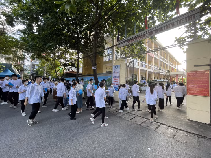 Các thí sinh dự thi tại Điểm thi Trường THPT Lương Thế Vinh (TP Cẩm Phả) tới trường thi đúng giờ, sẵn sàng bước vào các bài thi tổ hợp.
