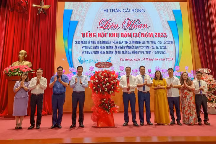 Đồng chí Nguyễn Văn Hồi, Trưởng ban Dân vận Tỉnh ủy, Chủ tịch Ủy ban MTTQ tỉnh tặng hoa chúc mừng buổi Liên hoan.