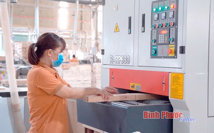Một công đoạn chế biến gỗ của Công ty TNHH nội thất Tinh Tuyền, Khu công nghiệp Đồng Xoài 1, thành phố Đồng Xoài