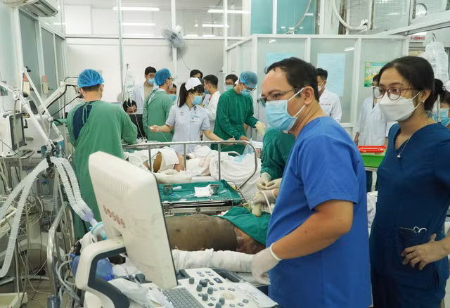 Các bác sĩ tiếp nhận các nạn nhân trong vụ bỏng.