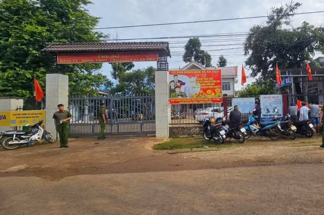 Lực lượng chức năng làm việc tại trụ sở xã Ea Tiêu. Ảnh CAND