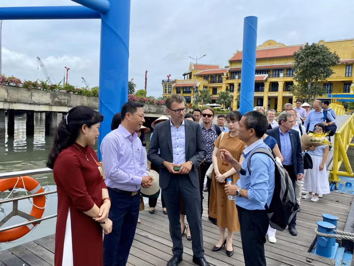 Ngài Chair Daniel Caspary cùng Đoàn Nghị sĩ bày tỏ sự vui mừng khi được tham quan Vịnh Hạ Long và ấn tượng với sự thân thiện, mến khách của con người Quảng Ninh.