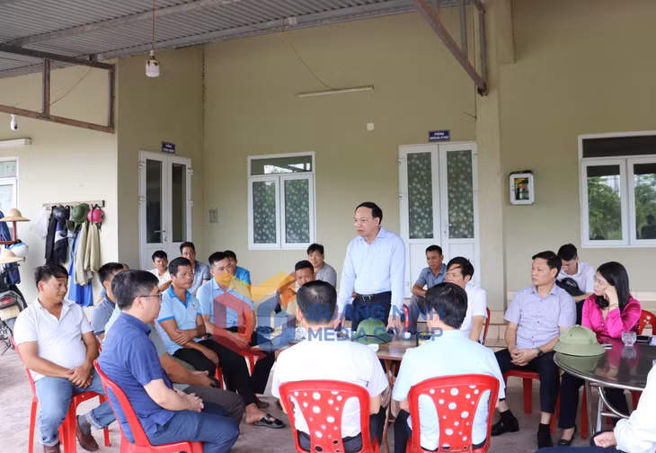 Qua nắm bắt tình hình tại các đầm nuôi, lắng nghe các ý kiến của các hộ nuôi, đồng chí Bí thư Tỉnh ủy yêu cầu các cấp chính quyền tăng cường giám sát, hỗ trợ, hướng dẫn đảm bảo quy trình nuôi an toàn, bền vững