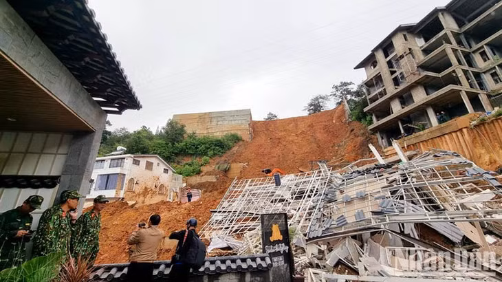 Hiện, công tác cứu hộ đang được triển khai khẩn trương.