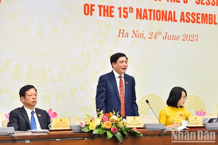 Tổng Thư ký, Chủ nhiệm Văn phòng Quốc hội Bùi Văn Cường chủ trì họp báo công bố kết quả Kỳ họp thứ 5, Quốc hội khóa XV. (Ảnh: THỦY NGUYÊN)
