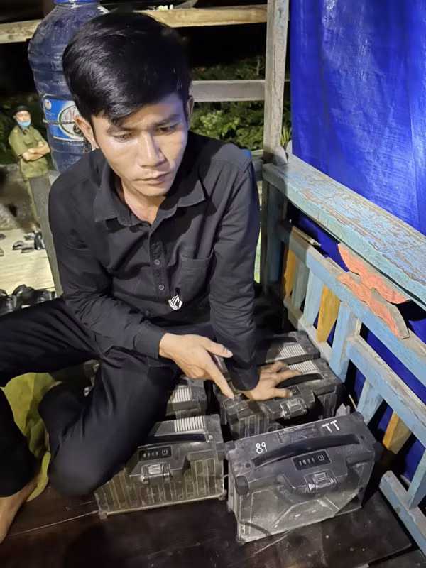 Đối tượng Hậu cùng tang vật.