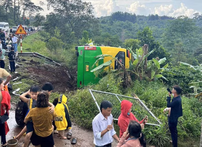 Tai nạn liên hoàn, người dân đập kính đưa khách thoát ra ngoài 1