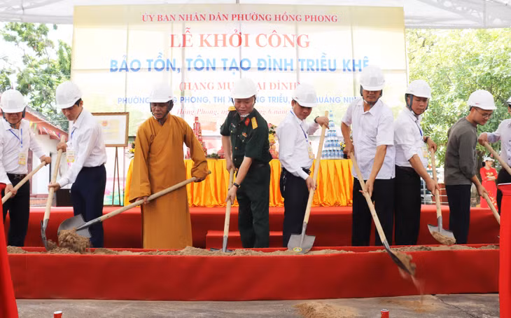 Các đại biểu thực hiện nghi lễ động thổ để tôn tạo lại đình Triều Khê, phường Hồng Phong, TX Đông Triều.