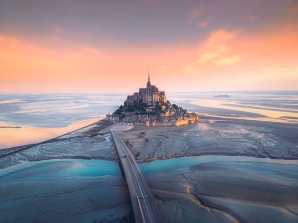 Vào 1.000 năm trước, một tu viện thời Trung cổ trên xã đảo Mont Saint-Michel được xây dựng tráng lệ bên ngoài khơi biển nước Pháp. Đây là một công trình sáng tạo ngoạn mục và đóng vai trò quan trọng trong lịch sử nước Pháp qua nhiều thế kỷ. Ngày nay, tu viện là một trong những điểm thu hút khách du lịch nổi tiếng nhất của đất nước bên ngoài Paris. Ảnh: iStock.