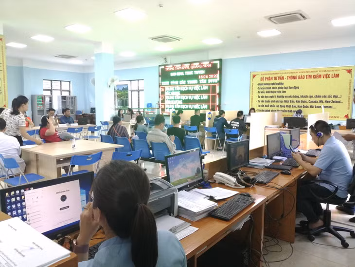 Người lao động tìm hiểu cơ hội việc làm tại Trung tâm Dịch vụ việc làm (Sở LĐ-TB&amp;XH).