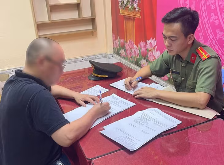 Công an TP.HCM mời làm việc và xử phạt ông N.H.A.D. Ảnh: CA
