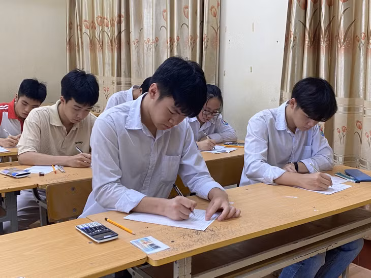 Các thí sinh tại Điểm thi Trường THPT Hải Đảo (huyện Vân Đồn) điền thông tin vào giấy thi, giấy nháp, sẵn sàng làm bài thi.