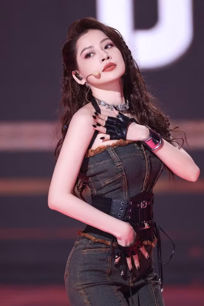Hình ảnh Chi Pu trong tiết mục Shut Up And Dance. Ảnh: Mango TV.