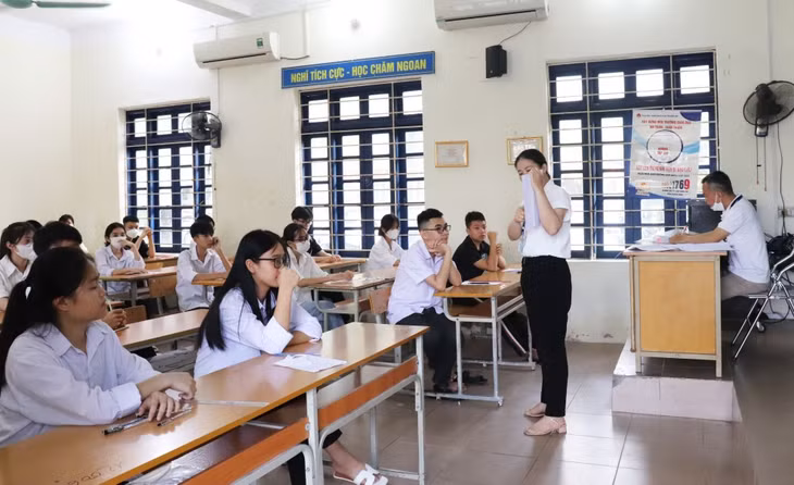 Cán bộ làm thi phổ biến quy chế thi, nhắc nhở các thí sinh về quy trình, thủ tục thi.
