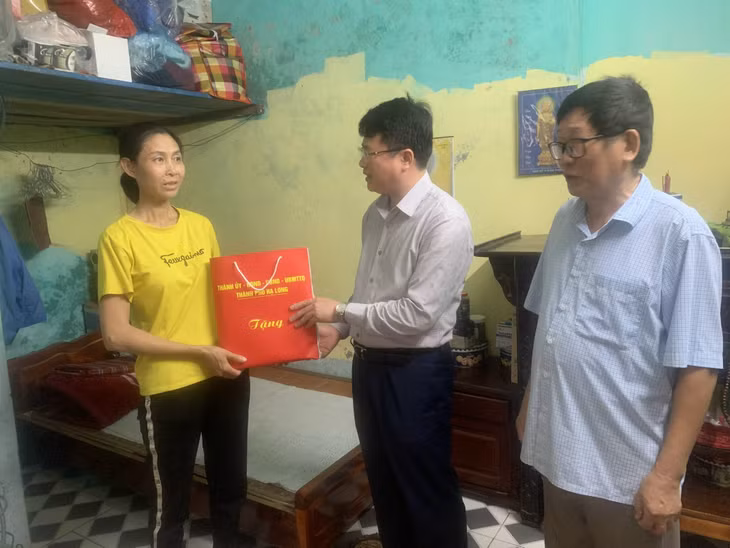 Lãnh đạo TP Hạ Long thăm, tặng quà cho gia đình có hoàn cảnh khó khăn.Ảnh: Phạm Nhàn (Sở LĐTB&XH TP Hạ Long).