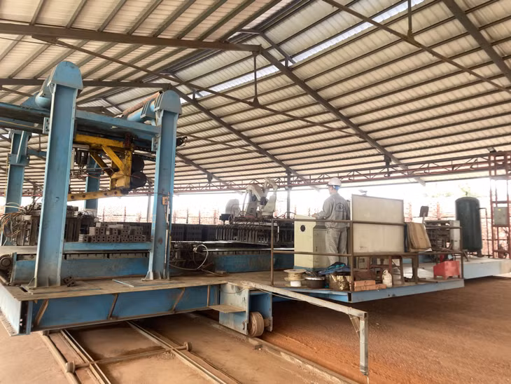 Sản xuất gạch tại Công ty TNHH liên doanh gốm xây dựng Hoàng Quế (Đông Triều).