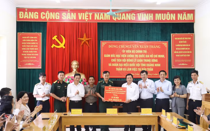 Đồng chí Nguyễn Xuân Thắng tặng quà cho cán bộ, chiến sỹ lực lượng vũ trang đang công tác tại đảo Trần, xã Thanh Lân, huyện Cô Tô.