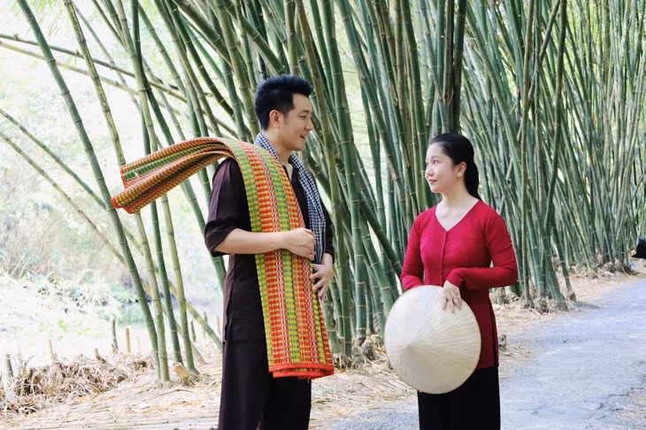 Nguyễn Phi Hùng quay bài ca cổ Tình anh bán chiếu - Ảnh: NVCC