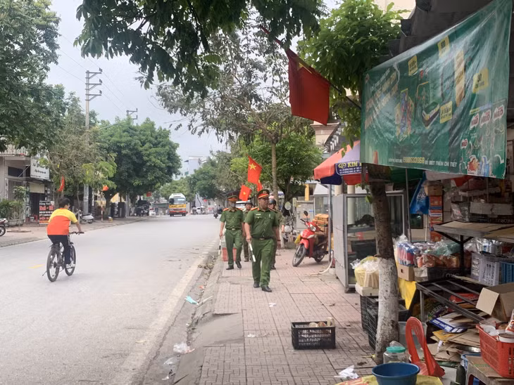 Công an xã Đông Xá kiểm tra, tuyên truyền người dân đảm bảo trật tự đô thị.