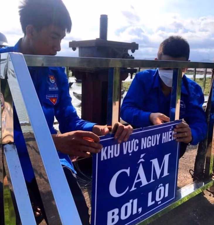 Thành Đoàn Móng Cái thực hiện gắn biển cảnh báo nguy hiểm tại các khu vực ao hồ, sông, suối.