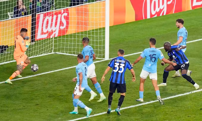 Cú đánh đầu của Lukaku trúng vị trí thủ môn Ederson. Ảnh: PA