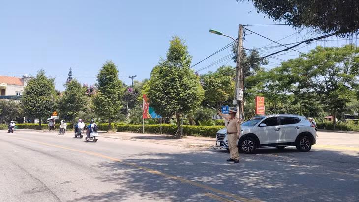 Lực lượng chức năng của huyện Tiên Yên túc trực tại điểm thi Trường THPT Hải Đông, đảm bảo tuyệt đối ATGT cho thí sinh tại khu vực điểm thi. Ảnh: Xuân Thao (CTV)