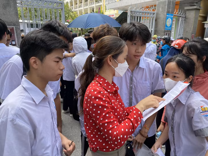 Giáo viên Trường THCS Cao Thắng túc trực tại điểm thi, cùng các em học sinh kiểm tra kết quả làm bài.