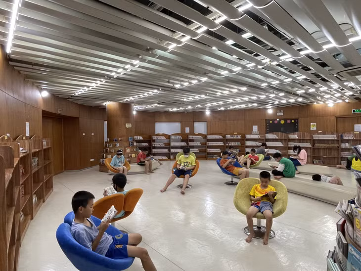 Không gian rộng rãi, thoáng đãng của Thư viện khiến nhiều bạn nhỏ rất thích thú và thỏa sức lựa chọn cho mình những cuốn sách yêu thích.