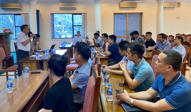 Ban Quản lý Khu kinh tế tỉnh và Công ty Điện lực Quảng Ninh làm việc với các doanh nghiệp trong KCN Cái Lân để đề nghị các doanh nghiệp có giải pháp tiết giảm công suất và chia sẻ cùng ngành điện.