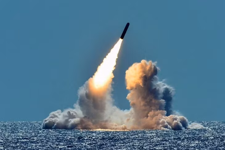Một tên lửa Trident II D5 được phóng thử từ tàu ngầm tên lửa đạn đạo USS Nebraska của Hải quân Mỹ ngoài khơi bờ biển California ngày 26/3/2018. Ảnh: Reuters