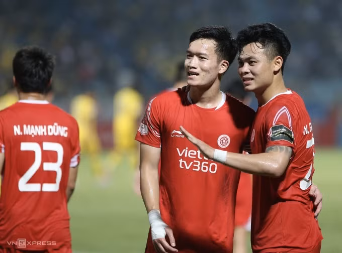 Hoàng Đức (trái) ăn mừng sau khi gián tiếp giúp Đức Chiến (phải) ghi bàn mở tỷ số vào lưới SLNA. Ảnh: Hiếu Lương