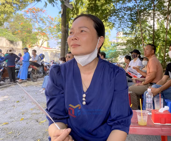 Dù biết ở ngoài lo lắng cũng không giúp ích được gì cho con, nhưng người mẹ này vẫn không thể rời đi, hồi hộp ngồi đợi con.