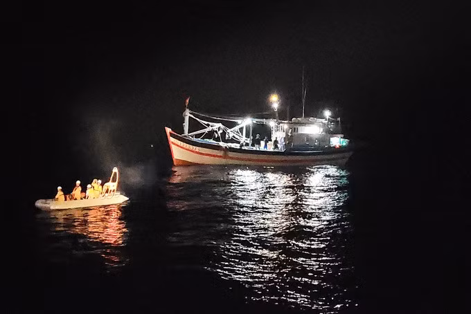 Trung tâm Phối hợp tìm kiếm, cứu nạn hàng hải Việt Nam tiếp cận tàu cá của ngư dân Nguyễn Tiễn Sỹ (Ảnh: Trung tâm Phối hợp tìm kiếm, cứu nạn hàng hải Việt Nam).