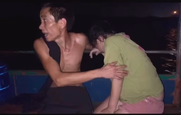 Người phụ nữ mang thai 7 tháng bị rơi xuống sông may mắn được Trạm CSGT Bạch Đằng cứu.