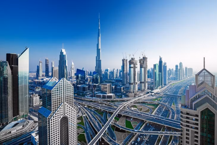 Dubai là tiểu vương quốc có kiến trúc tiên tiến nhất ở UAE. Đường chân trời ngoạn mục của thành phố Dubai có hàng loạt các kiến trúc chọc trời, trong đó có tòa nhà cao nhất thế giới Burj Khalifa.