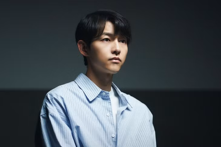Song Joong Ki gây tiếng vang khi là một trong những thành viên ban đầu của chương trình tạp kỹ ăn khách Running Man. Anh sớm có nhiều tác phẩm phim nổi bật như Cậu bé người sói, Sungkyunkwan Scandal. Tài tử củng cố vị thế của mình khi nhận lời đóng Hậu duệ mặt trời cùng Song Hye Kyo. Các dự án đình đám khác như Vincenzo và Cậu út nhà tài phiệt cũng nhận được nhiều sự đón nhận của khán giả.