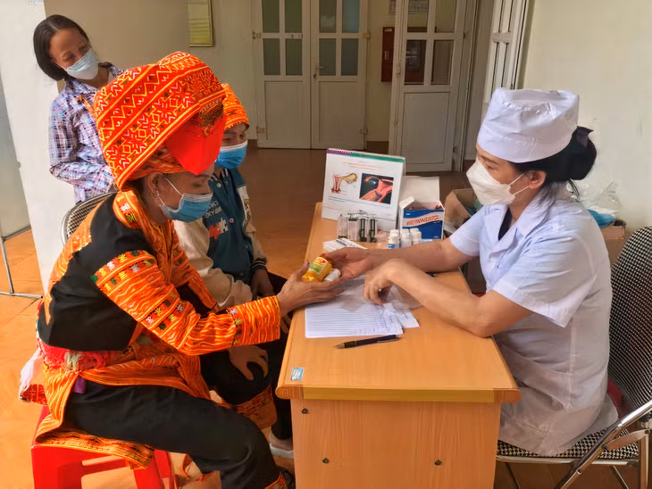 Hội KHHGĐ tỉnh tư vấn, cấp phát thuốc và phương tiện tránh thai miễn phí cho người dân xã Đạp Thanh (huyện Ba Chẽ).